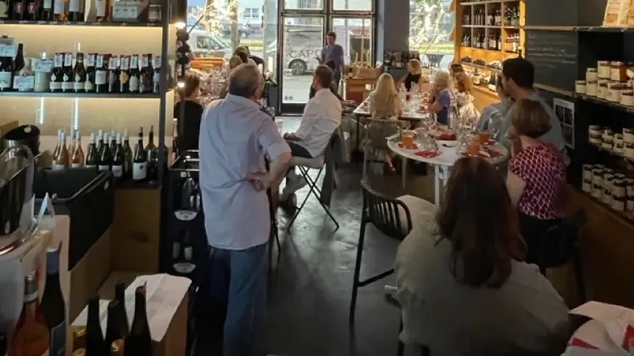 Menschen speisen in einer gemütlichen Weinbar.