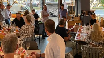Menschen speisen in einem gemütlichen Restaurant.
