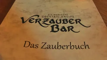 Menüdeckel mit magischem Cocktailbar-Thema.