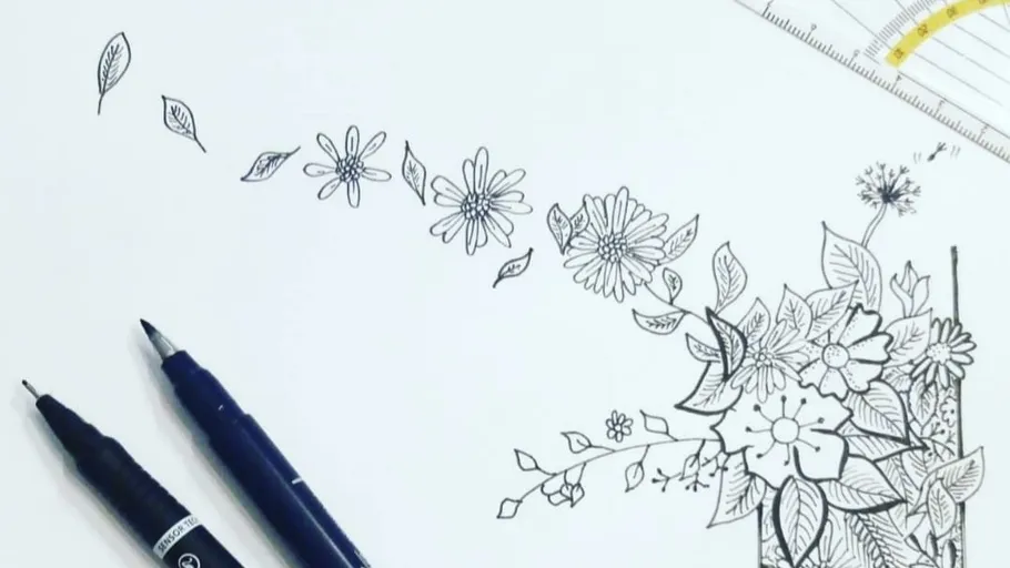 Stiftskizze von Blumen und Blättern auf Papier.