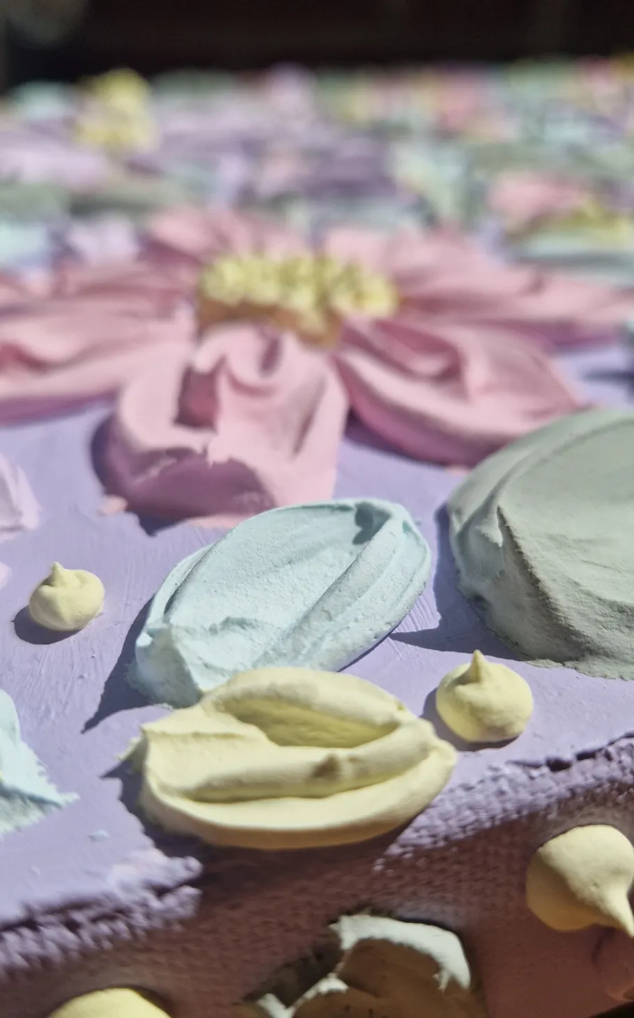 Bunter Kuchen mit Blumenverzierung aus Zuckerguss.