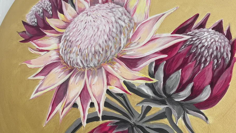 Gemalte Protea-Blumen auf goldenem Hintergrund.