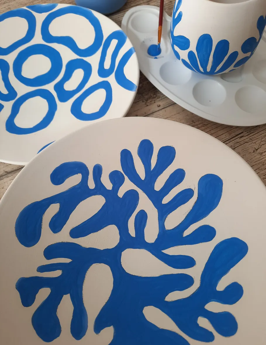 Teller mit blauen abstrakten Mustern bemalt.