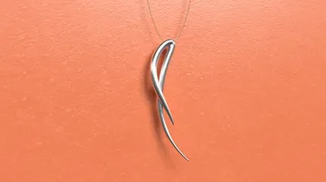 Silbernes Twist-Anhänger auf orangefarbenem Hintergrund.