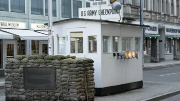 US-Armee-Kontrollpunkt mit Sandsäcken in Stadt.