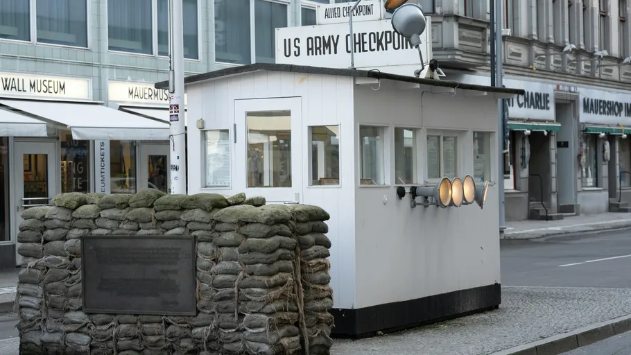 US-Armee-Kontrollpunkt mit Sandsäcken in Stadt.