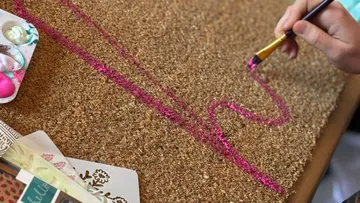Hand malt pinke Linien auf Fußmatte.
