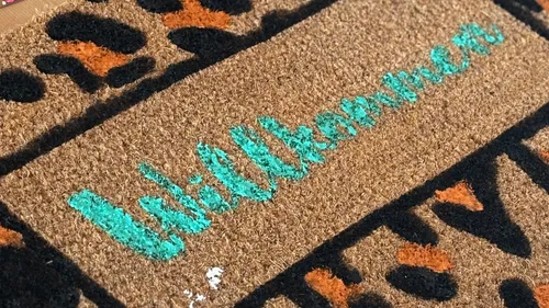 Doormat with 'Willkommen' text and leopard pattern.