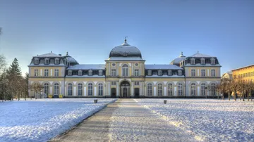 Großes Gebäude mit schneebedecktem Hof.