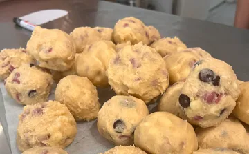 Keksteigkugeln auf einem Backblech.
