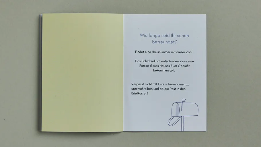 Offenes Heft mit Text und Briefkasten-Illustration.