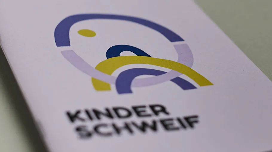 Abstraktes Logo und Text auf Papier.