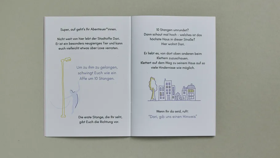 Offenes Buch mit Kletterherausforderung, illustriert.