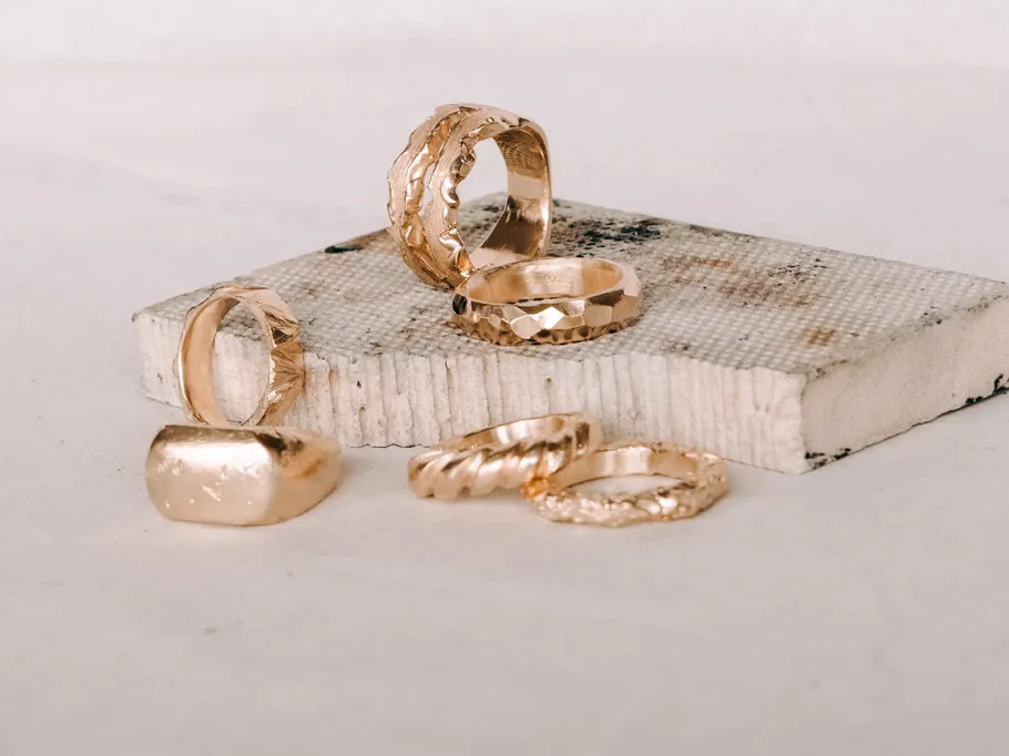 Ringe liegen auf einem kleinen, strukturierten Untergrund.