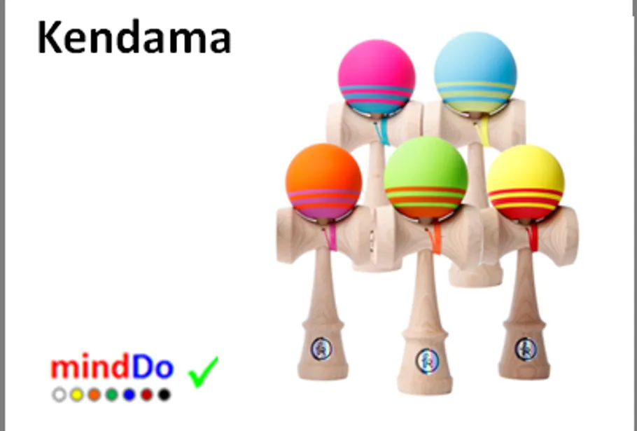 Bunte Kendamas auf weißem Hintergrund gezeigt.