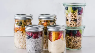 Einmachgläser mit Früchten, Müsli und Mahlzeiten.