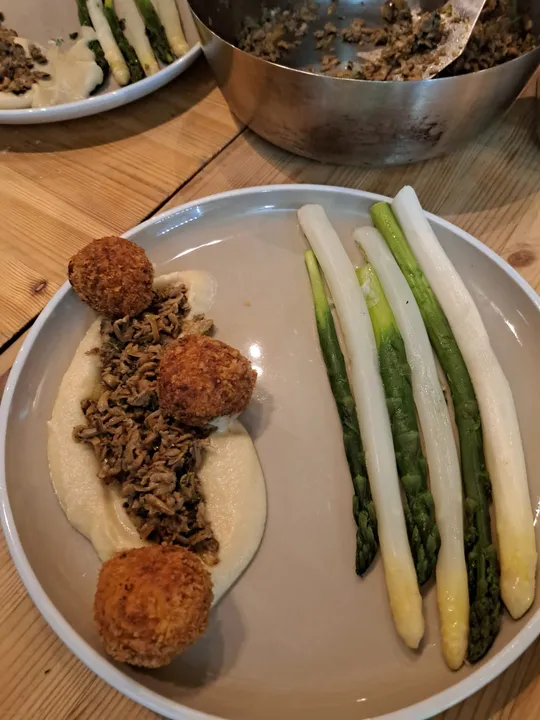 Gourmet plate with asparagus and croquettes.