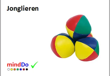 Bunte Jonglierbälle zusammen gestapelt.