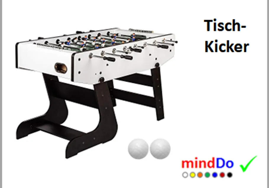 Kickertisch mit Bällen im weißen Raum.