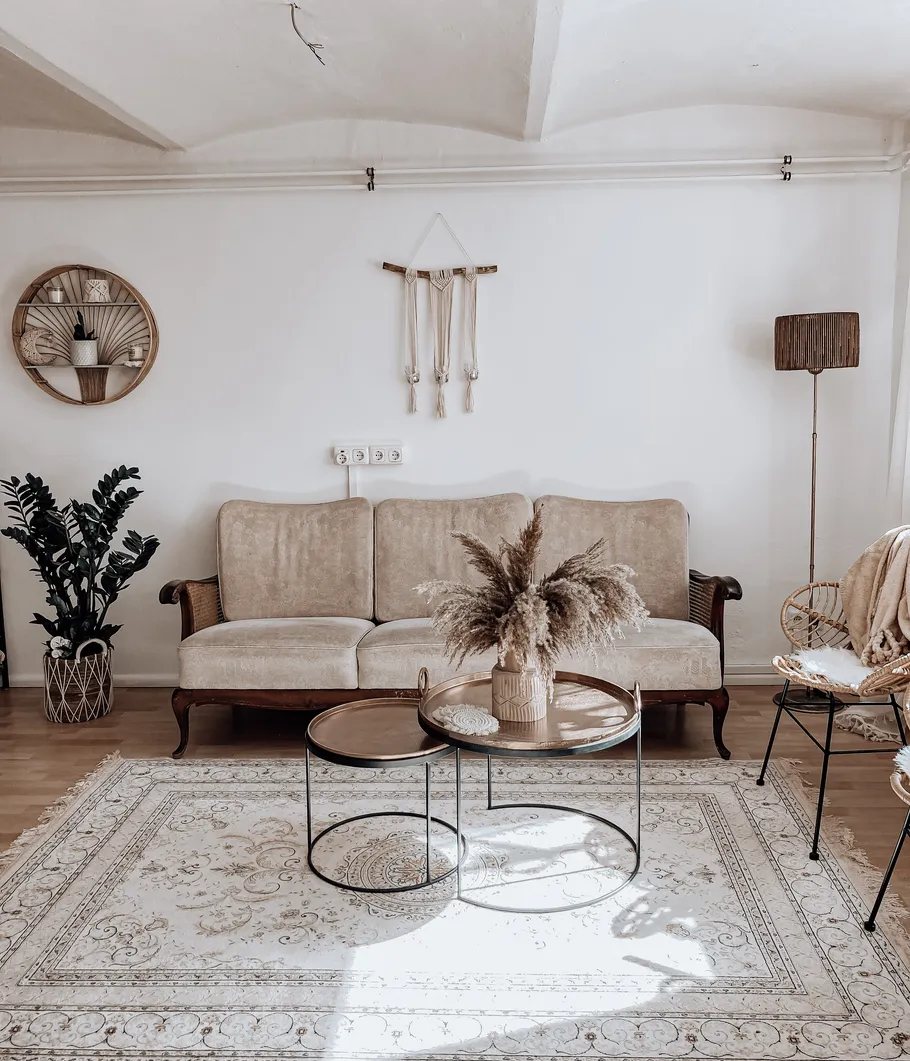 Stilvolles Wohnzimmer mit beigem Sofa und Dekorationen.