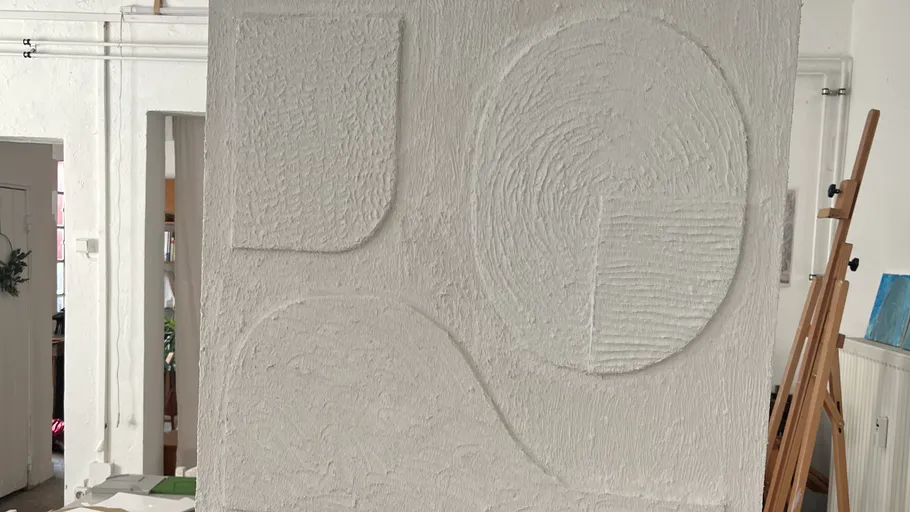 Abstrakte Wandkunst in einem hellen Studio.