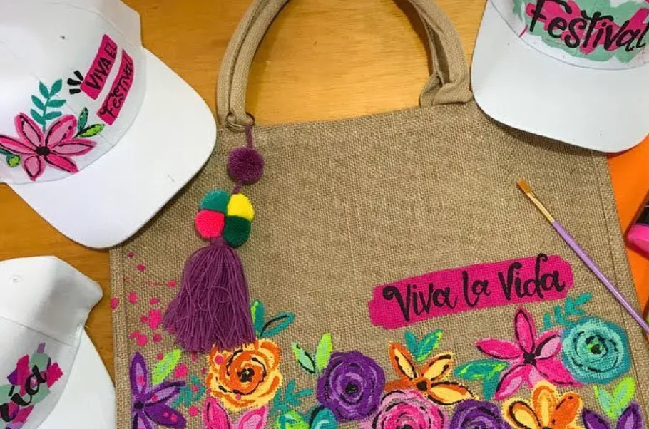 Dekorierte Hüte und Tasche auf einem Holztisch.