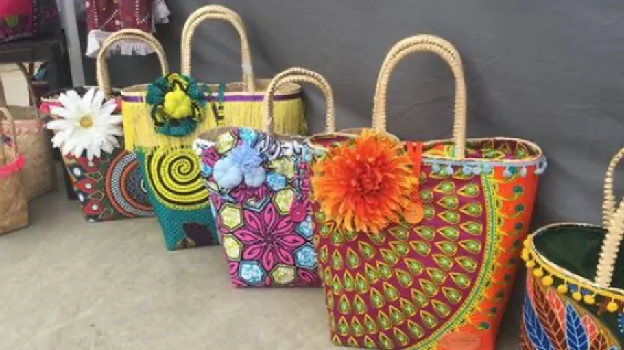 Bunte handgefertigte Taschen in einer Reihe ausgestellt.