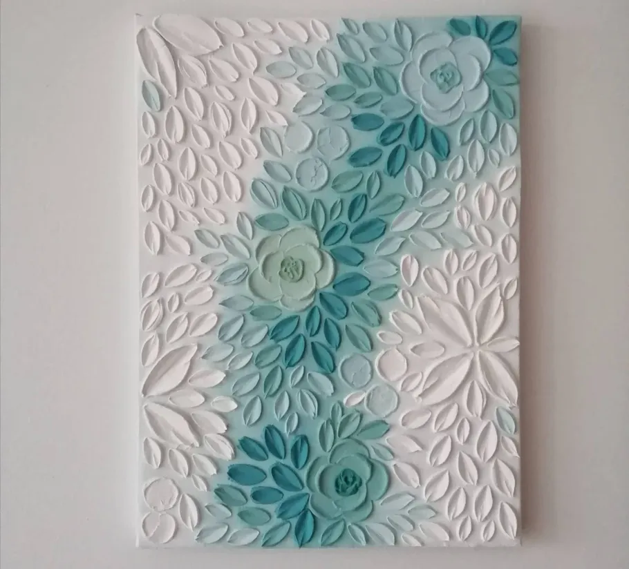Geprägtes Blumenbild mit türkis-weißen Blütenblättern.
