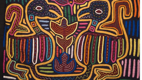 Buntes Textil zeigt zwei abstrakte Vogeldesigns.