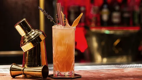 Cocktail und Shaker auf der Bartheke.