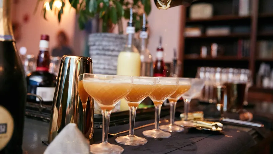 Cocktailgläser werden an der Theke gefüllt.