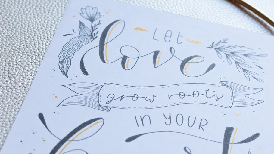 Dekorative Kalligraphie mit Blumenillustrationen.