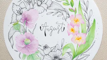 Florale Kranzillustration mit Text 'August' innen.