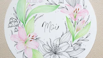 Kreis mit Blumen und 'Mai' Text in der Mitte.