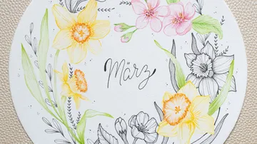 Bunte Blumenillustration mit Text 'März'.