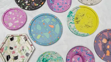Bunte Harzplatten mit Terrazzo-Mustern ausgestellt.