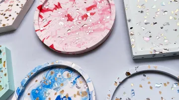 Bunte Terrazzo-Untersetzer auf weißem Hintergrund.