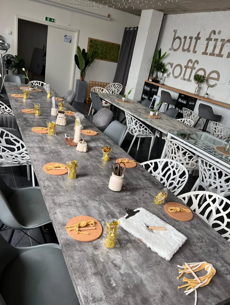 Bastelmaterialien auf einem langen Tisch im Café.