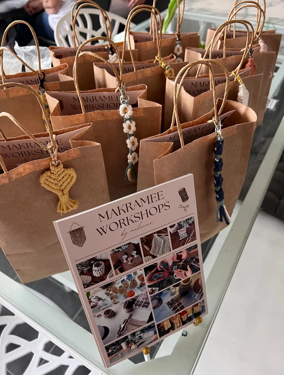 Workshop-Flyer und Geschenktüten auf Glastisch.