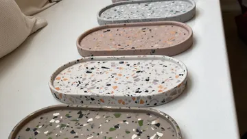 Terrazzo-Tabletts auf einem weißen Tisch.