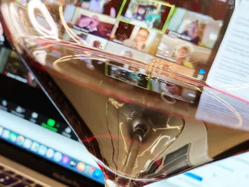 Ein Martini-Glas reflektiert eine Videokonferenz-Sitzung.