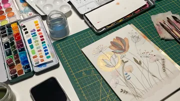 Aquarell-Malsetup mit Blumen-Kunstwerk.