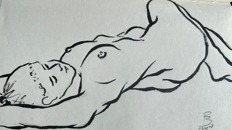 Skizze einer liegenden nackten Figur auf Papier.