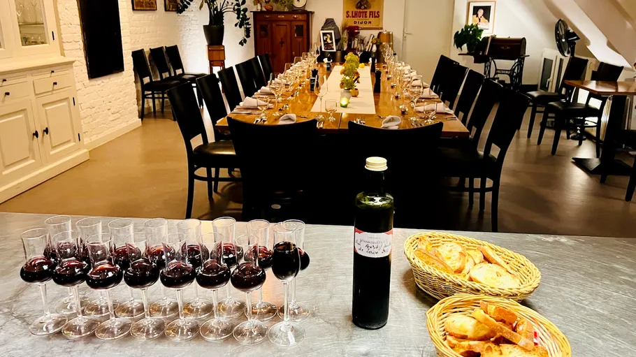 Tisch für Abendessen mit Weingläsern gedeckt.