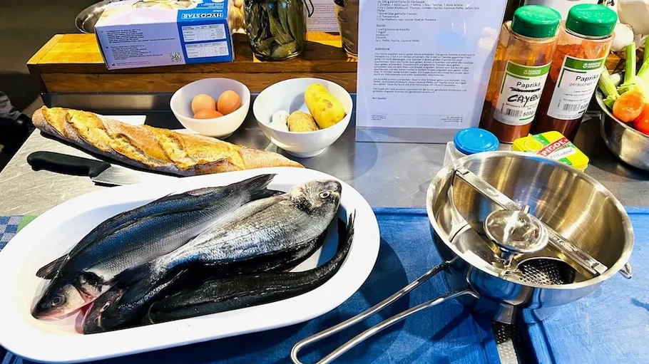 Fische und Zutaten auf Küchenarbeitsplatte.