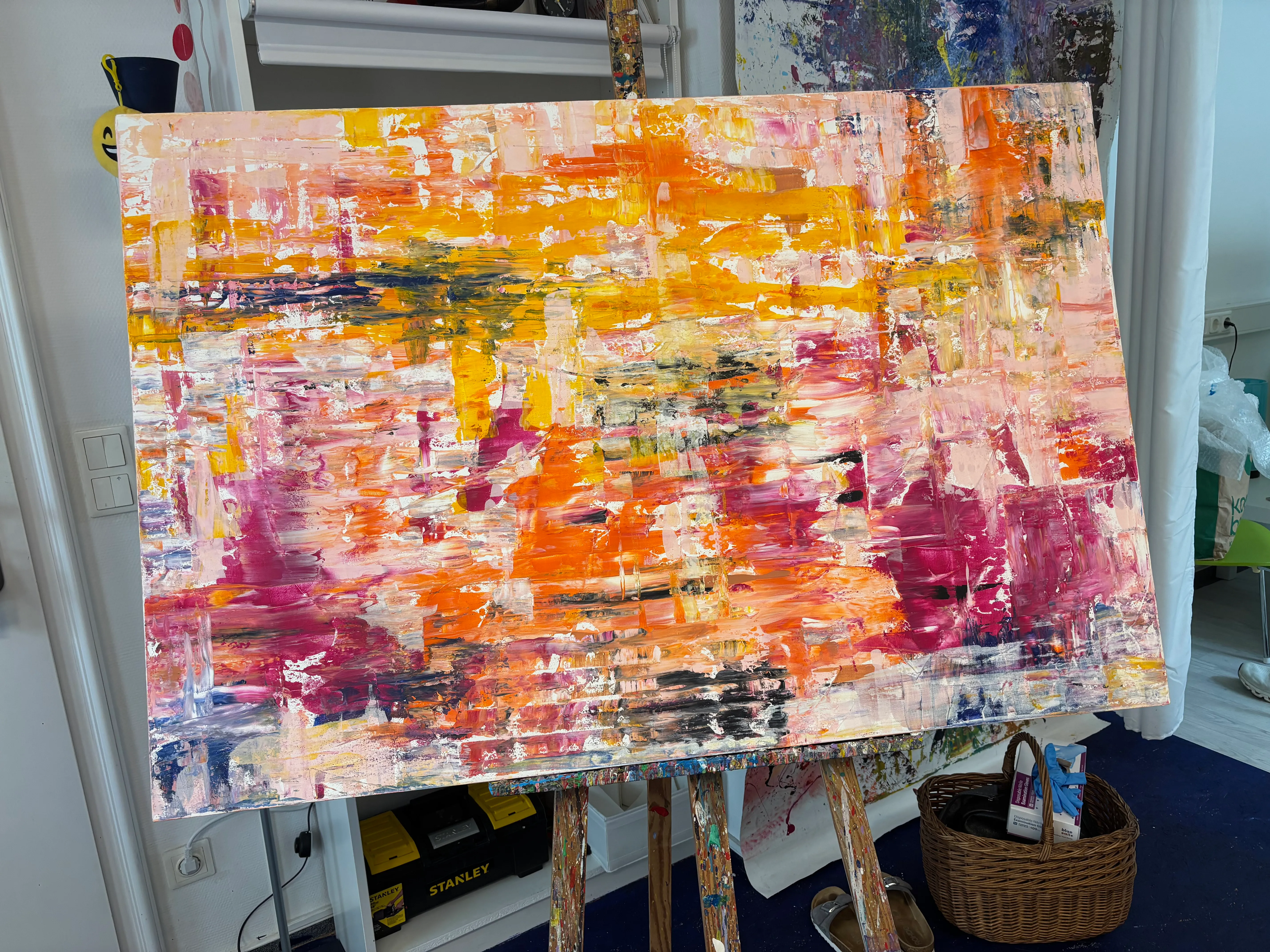 Abstraktes Gemälde mit lebendigen Farben auf Staffelei.