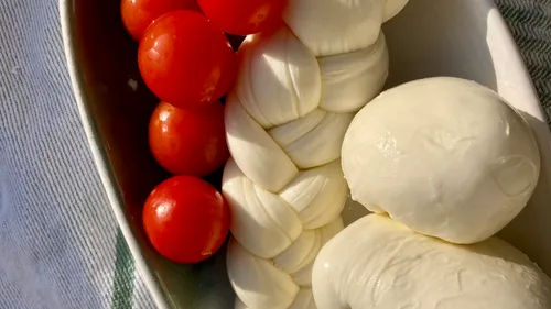 Mozzarella and tomatoes in a bowl.