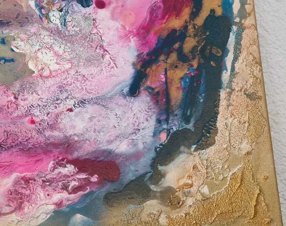 Abstraktes Gemälde mit rosa und braunen Texturen.