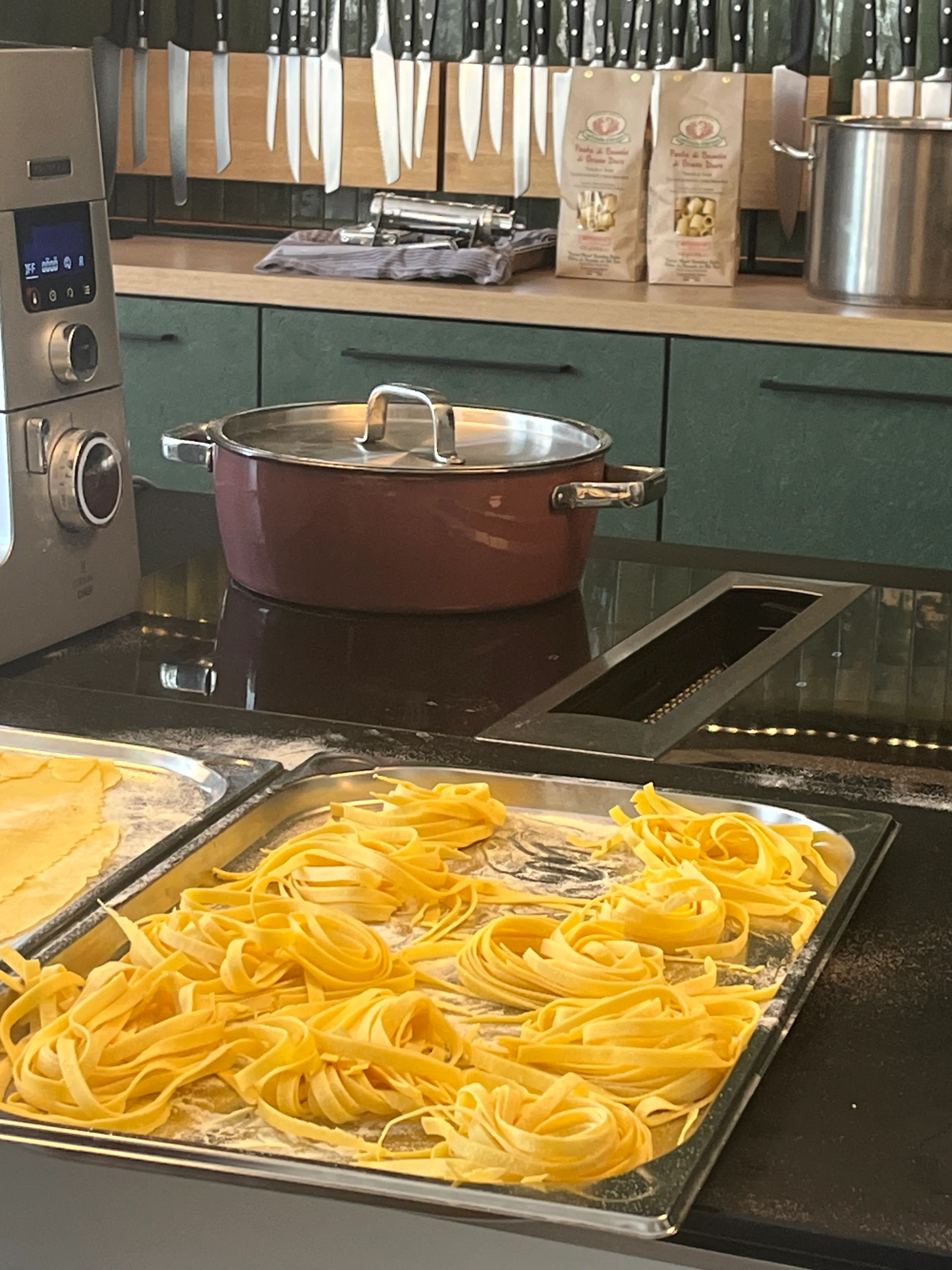 Frische Pasta-Nester auf Tablett in Küche.