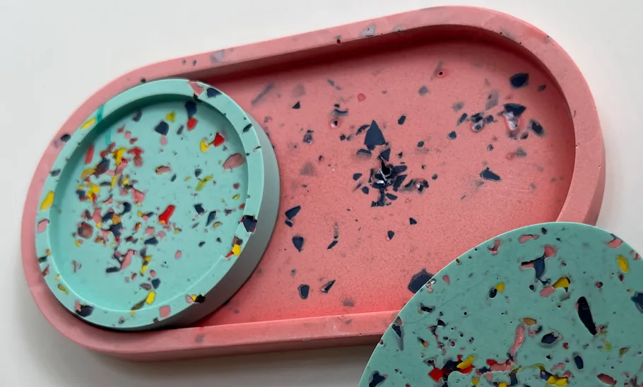 Terrazzo-Tabletts mit bunten Chips auf weißem Hintergrund.